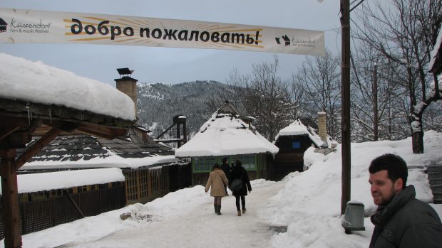 Srbskou dechovkou a ohňostrojem začal pátý ročník kultovního filmového festivalu Kustendorf 2012