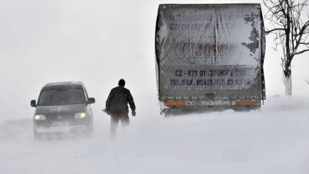 Silnice I/38 mezi Jihlavou se Znojmem byla kvůli uvízlým kamionům zcela neprůjezdná