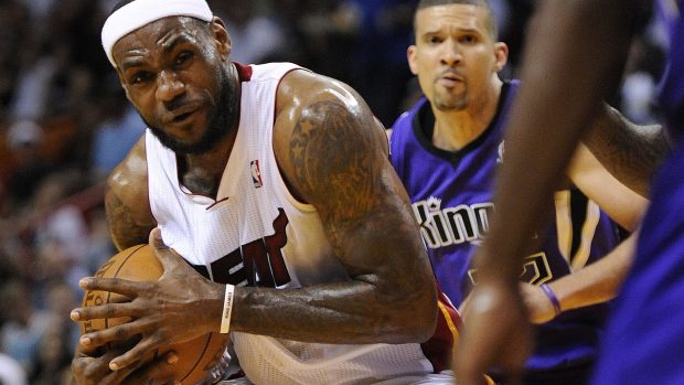 LeBron James brání míč před hráči Sacramenta