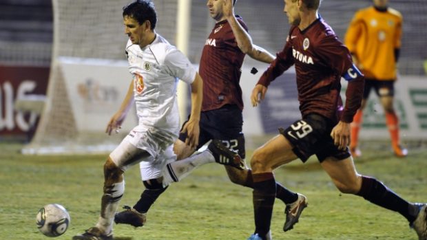 Utkání 18. kola první fotbalové ligy FC Hradec Králové - Sparta Praha 24. února v Hradci Králové. Zleva hradecký hráč Pavel Černý a Josef Hušbauer a Jiří Jarošík ze Sparty