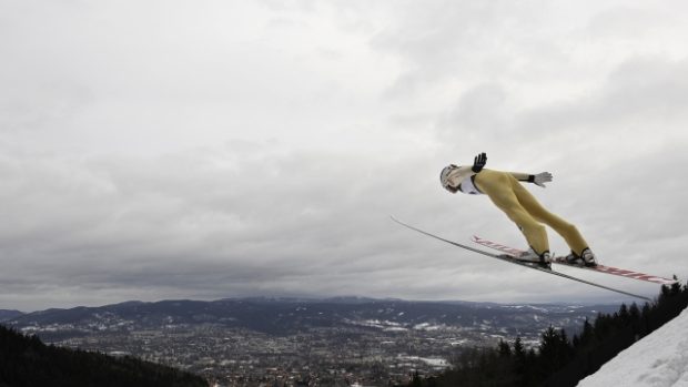 Závody Světového poháru v severské kombinaci 25. února v Liberci. Pavel Churavý z ČR při provizorním skoku. Kvůli větru se na Ještědu skákalo na malém můstku HS 100 a pro závod se počítalo sobotní provizorní kolo