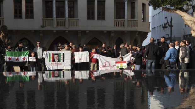 Syřané žijící v Libanonu vyjadřují solidaritu zahraničním novinářům a protestují proti syrskému prezidentovi Asadovi