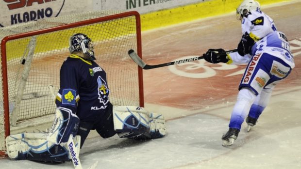 Třetí zápas předkola play off hokejové extraligy Rytíři Kladno - HC Kometa Brno 3. března v Kladně. Vojtěch Němec z Komety Brno střílí jediný gól obou týmů v nájezdech. V brance je kladenský Lukáš Cikánek