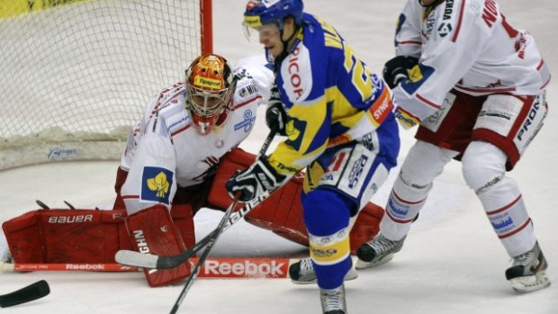 Druhý zápas předkola play off hokejové extraligy 1. března ve Zlíně. Roman Vlach ze Zlína mezi třineckým brankářem Petrem Hamerlíkem (vlevo) a jeho spoluhráčem Andrejem Novotným z Třince