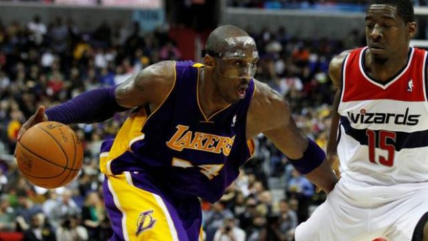 Kobe Bryant z Los Angeles Lakers a Jordan Crawford z Washingtonu v utkání NBA