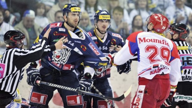 HC Mountfield České Budějovíce a Bílí Tygři Liberec stojí proti sobě