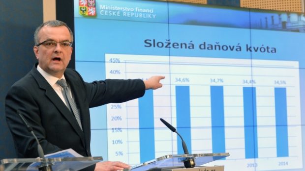 Ministr financí Miroslav Kalousek prezentuje přijatá úsporná opatření na tiskové konferenci po zasedání vlády