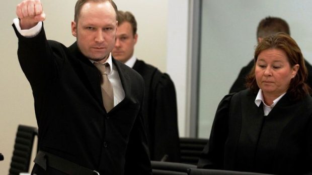 Anders Breivik po příchodu do soudní síně opět pozdravil zvednutím pravice se zaťatou pěstí