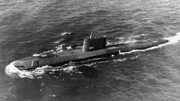 První americká atomová ponorka USS Nautilus (SS-571) během zkoušek na moři, 20. 1. 1955