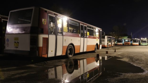 Zaparkovaný autobus v současném depu v centru Plzně