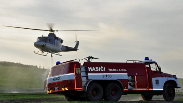 S likvidací požáru u Přemyslovic pomáhal hasičům i vrtulník