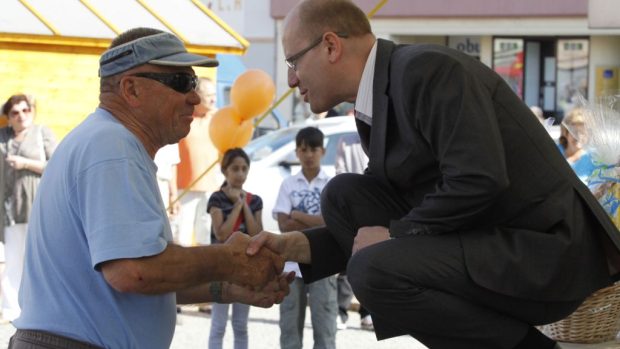 Předseda ČSSD Bohuslav Sobotka (vpravo) hovoří s účastníkem prvomájových oslav ve Vyškově