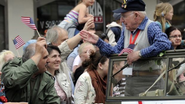 Jízdou kolony historických vojenských aut Convoy of Liberty pokračovaly 5. května v Plzni Slavnosti svobody, oslavy konce války v roce 1945. Na snímku se lidé zdraví s jedním z válečných veteránů.