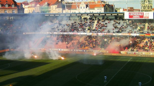 Kvůli podobnému řádění fanoušků bylo utkání na Letné přerušeno