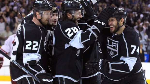 Dwight King (vpravo) oslavuje se spoluhráči vítězný gól do sítě Phoenixu ve 3. duelu finále Západní konference NHL