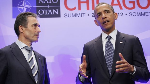 Generální tajemník NATO Anders Fogh Rasmussen a americký prezident Barack Obama na summitu aliance v Chicagu