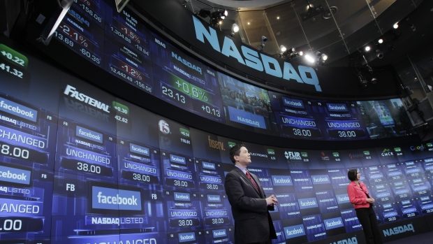 Investor žaluje Nasdaq za chyby při manipulaci s objednávkami na akcie Facebooku