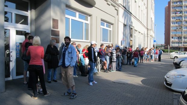 Lidé čekající na otevření Centra správních agend