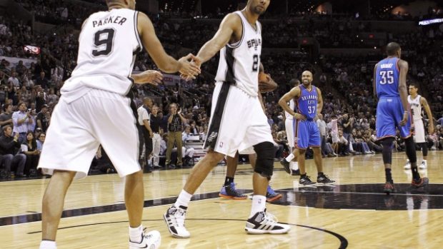 Hrající legendy Spurs Tony Parker a Tim Duncan zatím pokračují v letošní spanilé jízdě