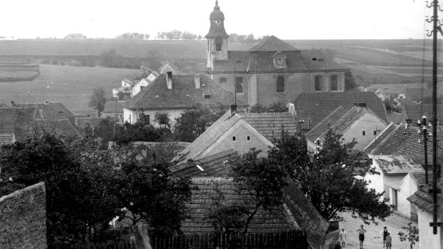 Celkový pohled na Lidice ve středních Čechách