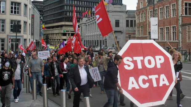 Demonstrace proti dohodě ACTA v Bruselu 9. 6. 2012