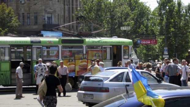 Při výbuchu v tramvaji v ukrajinském Dněpropetrovsku bylo zraněno devět lidí