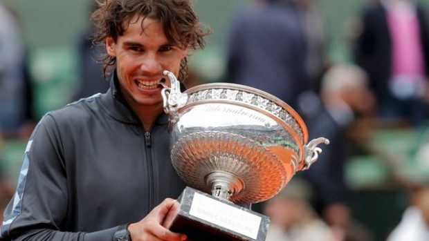 Španělský tenista Rafael Nadal s Pohárem mušketýrů pro vítěze Roland Garros