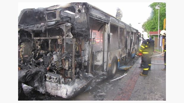 Hasiči likvidují požár autobusu v Ostravě