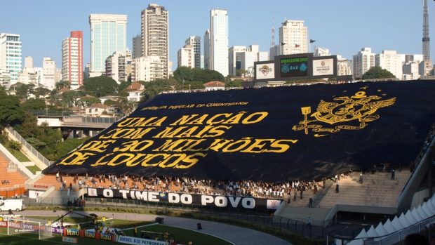 Úžasná choreografie fanoušků Corinthians na stadionu Pacaembu