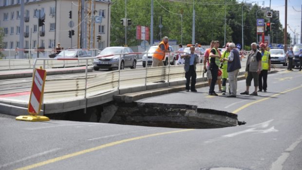 Nedaleko křižovatky ulic Evropská a Horoměřická se propadla vozovka