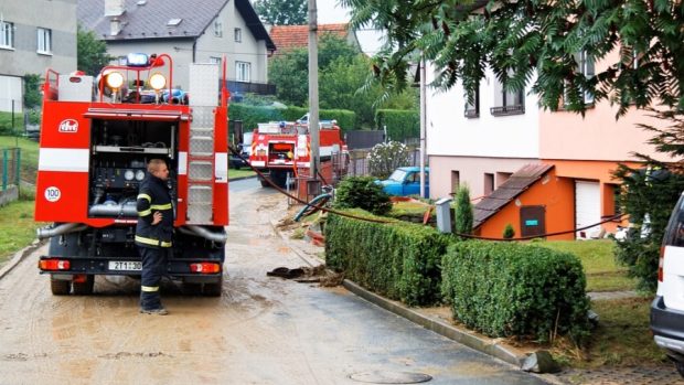 Hasiči odstraňují následky prudkého deště ve Studénce