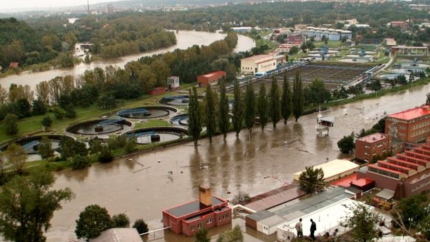 Pražská čistírna odpadních vod v Bubenči krátce před úplným zaplavením Vltavou