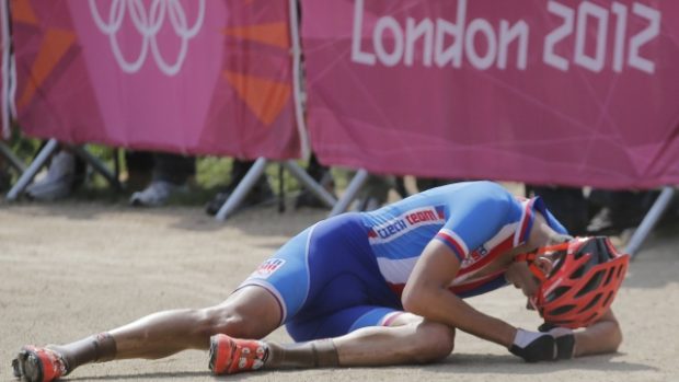 Vyčerpaný biker Jaroslav Kulhavý v cíli olympijského závodu. Teď už plánuje oslavy a dovolenou