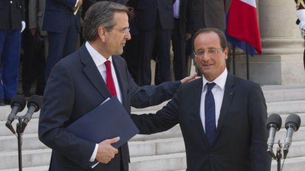 Řecký premiér Antonis Samaras a francouzský prezident François Hollande po schůzce v Elysejském paláci