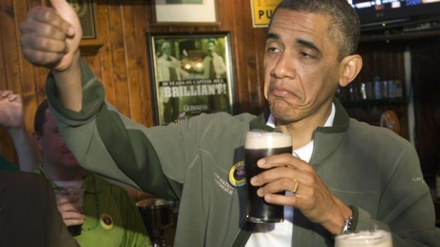 Prezident USA Barack Obama si vychutnává pivo