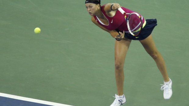 Servis Petry Kvitové v zápase s Francouzkou Marion Bartoliovou o čtvrtfinále v US Open