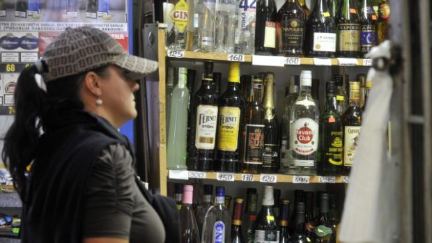 Vláda je připravena, pokud nebude zdroj závadného alkoholu nalezen dostatečně rychle, zákaz rozšířit celoplošně