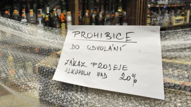 Cedule upozorňuje zákazníky v prodejně v centru Prahy na zákaz prodeje alkoholu