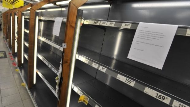 Prázdné regály v hypermarketu v Břeclavi-Poštorné po vyhlášení částečné prohibice