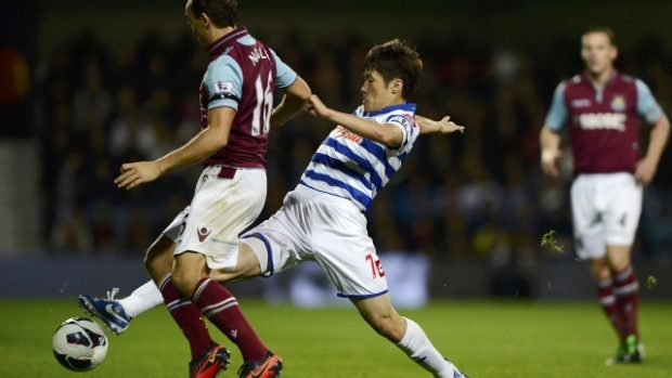 Queens Park Rangers&#039; Park Ji-sung (R) challenges West Ham United&#039;s Mark Noble during their English Premier League soccer match at Loftus Road in London October 1, 2012