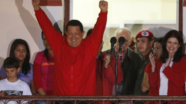 Hugo Chávez se raduje z volebního vítězství