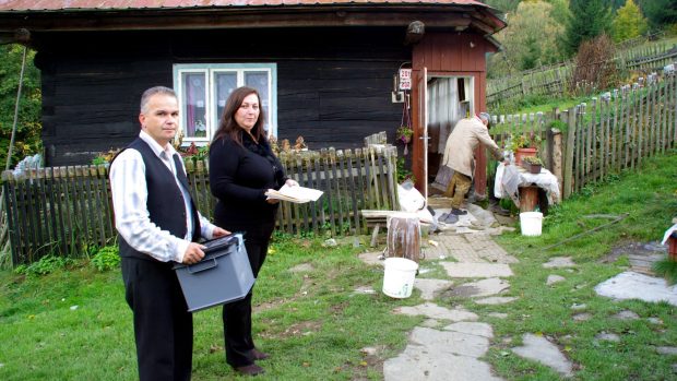 Volební komisaři před chaloupkou Ondrušových