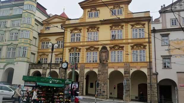 Šternberský palác se nachází mezi palácem Smiřických a Velikovským domem