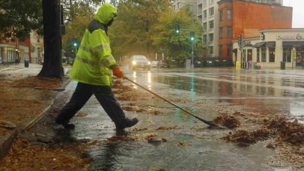 Hurikán Sandy zasáhl i Washington. Ven vycházejí jen ti, kdo musí