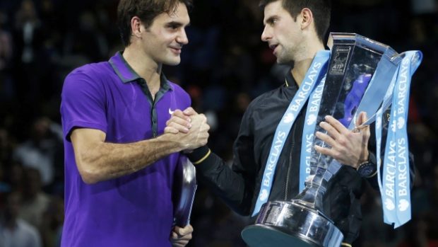 Roger Federer (vlevo) a Novak Djokovič po finále Turnaj mistrů