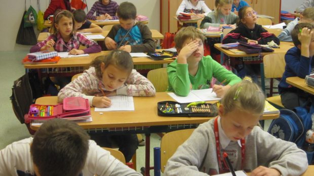 Na Základní škole Seifertova v Jihlavě se spojily dvě druhé třídy do jedné třetí. Učitelka tak najednou musí zvládnout dvacet devět dětí
