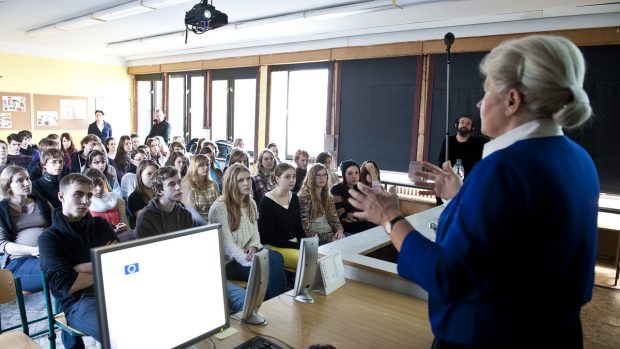 Hledá se prezident: Český rozhlas tráví den se Zuzanou Roithovou. Beseda se studenty v křesťanském gymnáziu