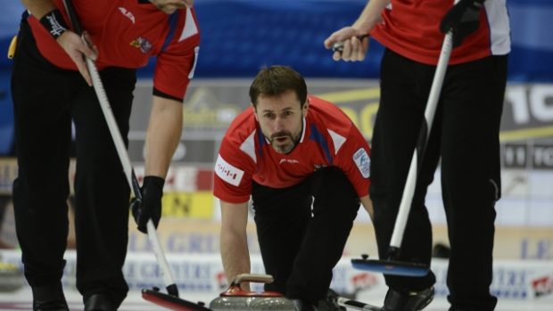 Skip Jiří Snítil při souboji o bronz s Dánskem. Mistrovství Evropy v curlingu