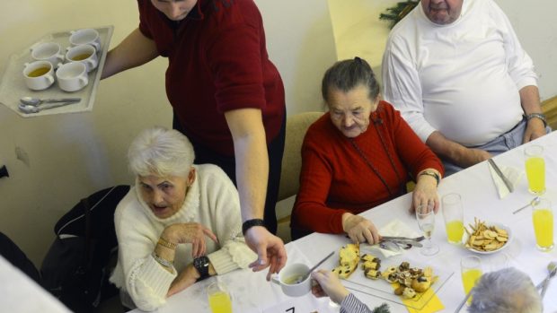 Téměř tři stovky bezdomovců, seniorů, uprchlíků, lidí postižených, osamělých a na okraji společnosti přišly 25. prosince do pražského Arcibiskupského paláce na oběd na Boží hod vánoční, který pro ně uspořádala letos počtrnácté komunita Sant´Egidio.