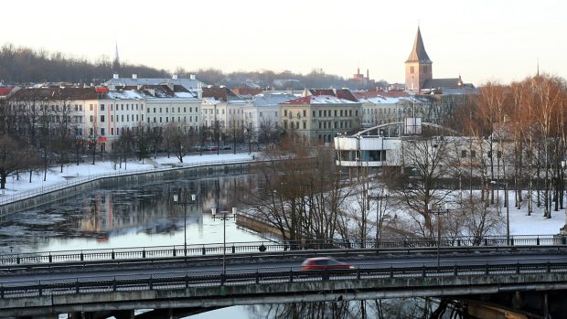 Estonské město Tartu na řece Emajõgi